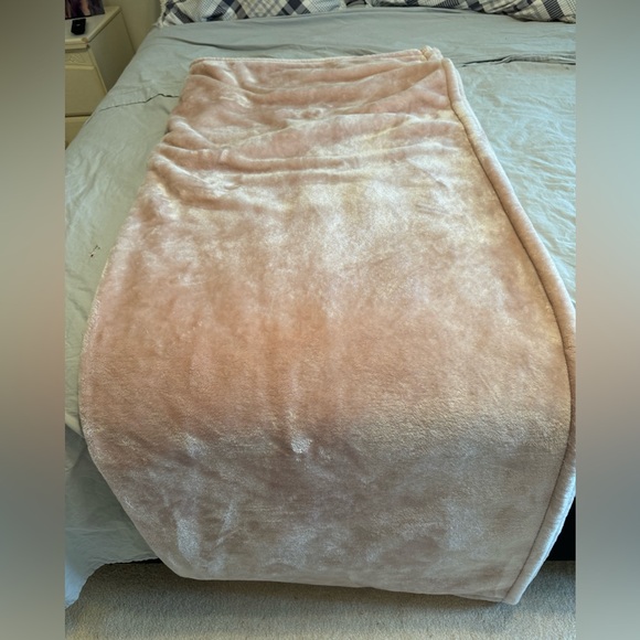 Pale Pink Fleece Throw - Picture 2 of 2